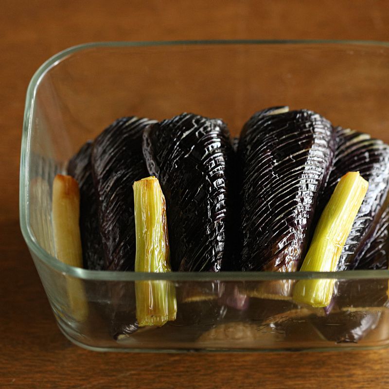 밀폐 용기에 가지와 대파를 넣고 절임 간장을 부어주세요.