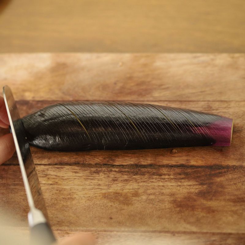 깨끗이 씻은 가지를 길게 반으로 자르고 칼집을 넣은 후 이등분 해주세요. 대파는 6~8cm 길이로 잘라주세요.