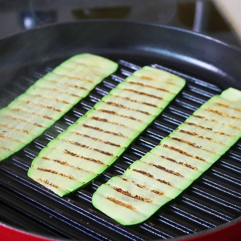 달군 그릴 팬에 애호박을 넣고 그릴 모양을 살려 구워주세요.