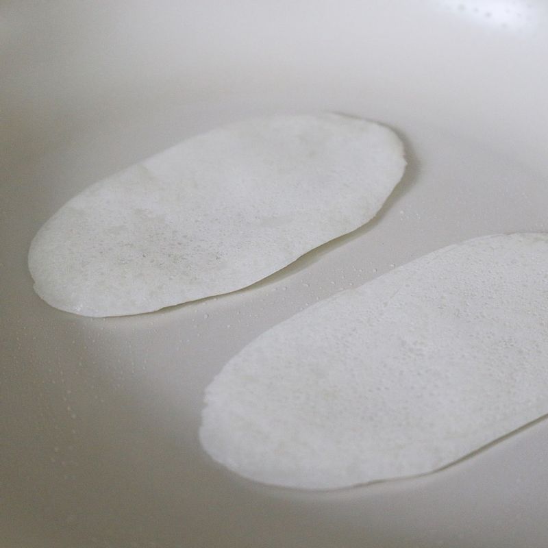 볼에 찹쌀전병재료를 넣고 섞은 후 체에 한번 내려주세요. 팬에 약간의 기름을 두르고, 반죽을 약 7cm 크기의 타원형으로 만들어 약한 불에서 부쳐주세요.