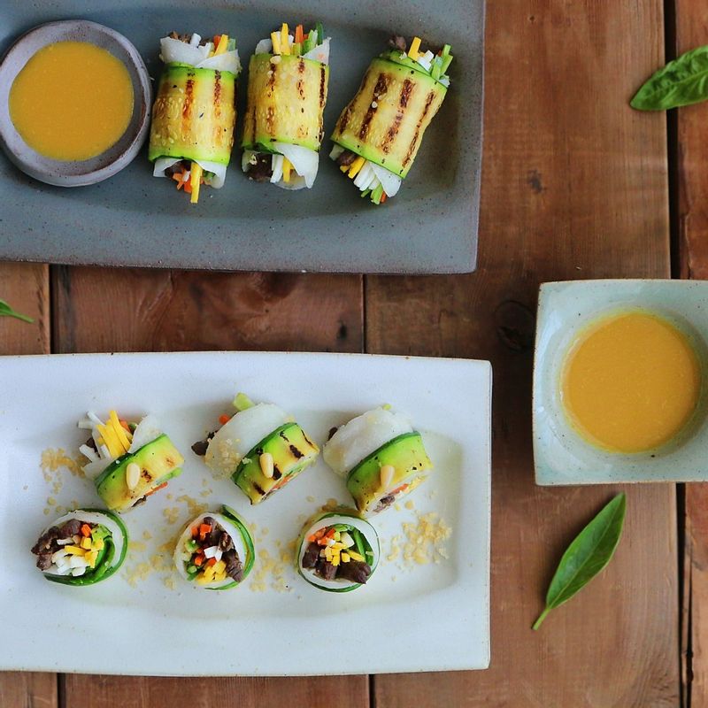 먹기 좋은 크기로 이등분하고 겨자소스를 곁들여주세요.