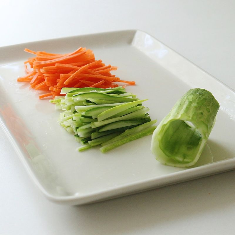 오이, 당근은 얇게 채썰어주세요. 오이는 약간의 소금을 뿌려두었다가 키친타월로 물기를 짜주세요.