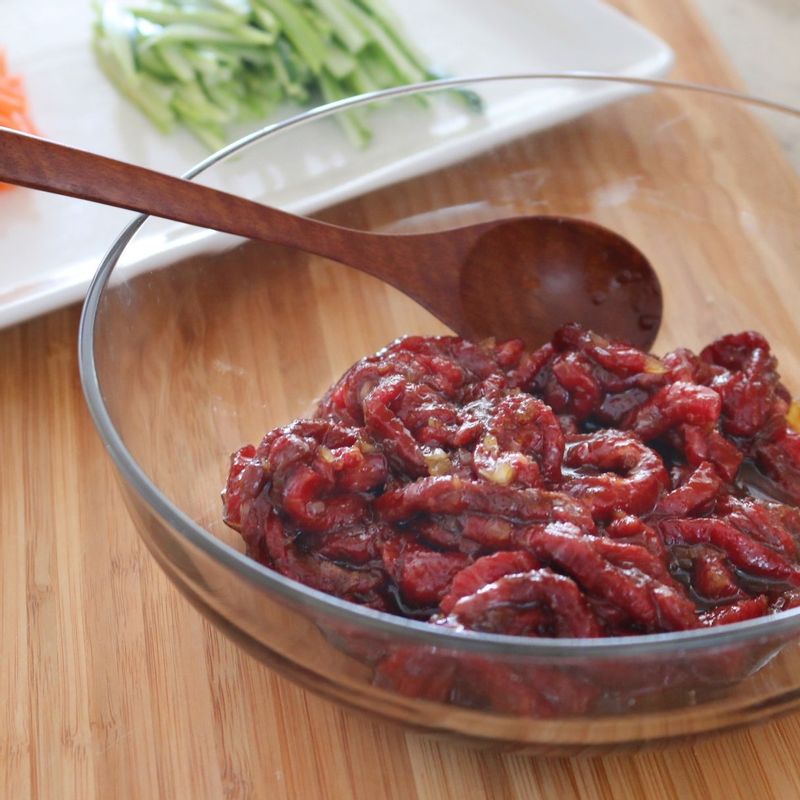 채 썬 쇠고기는 키친타월에 올려 핏물을 제거하고, 고기 양념에 재워주세요.