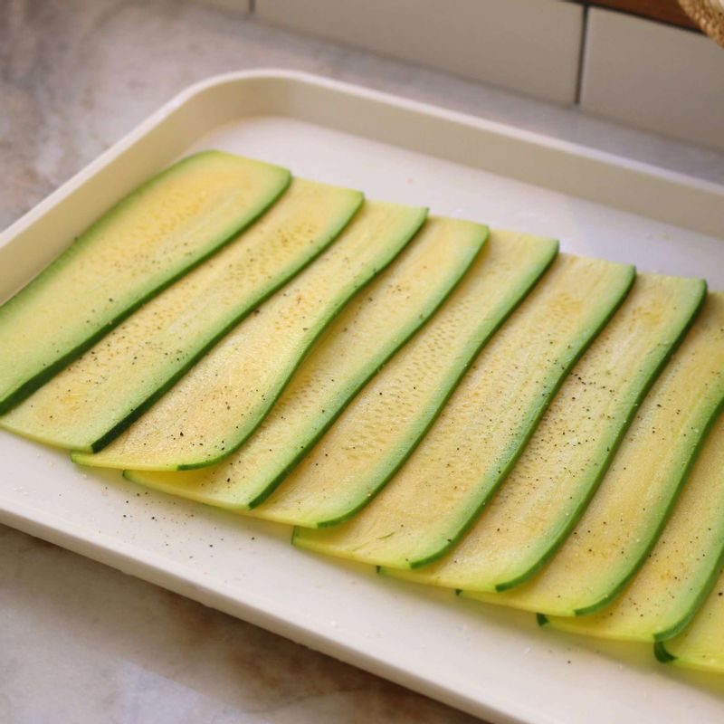 애호박은 필러나 채칼로 얇게 저민 후 소금, 후추를 뿌려 간을 해주세요.