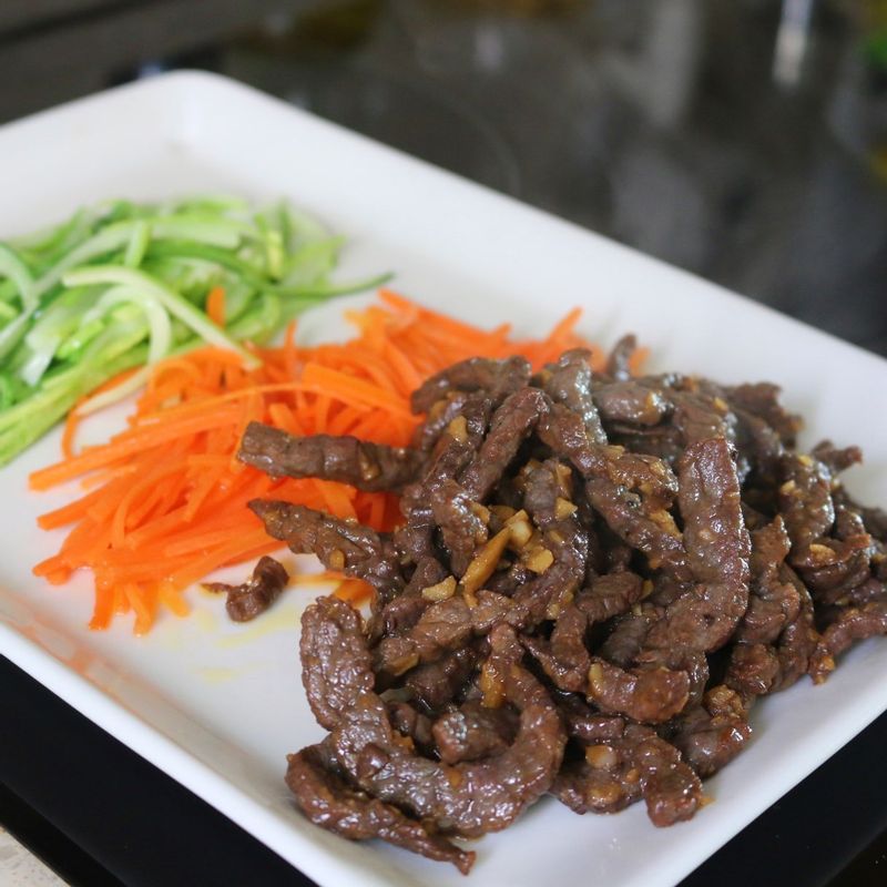 오이와 당근을 센 불에서 살짝 볶은 후 덜어두고, 쇠고기는 센 불에서 다 익을 때까지 볶아주세요.