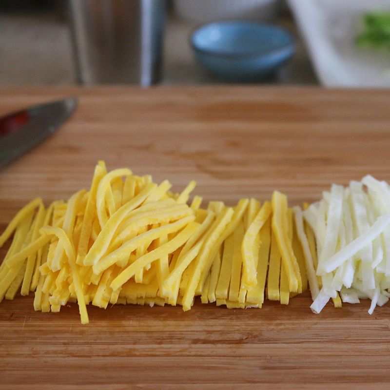 달걀은 흰자와 노른자를 분리한 후, 약한 불에서 각각 지단을 얇게 부쳐서 채썰어주세요. 잣은 종이호일 또는 키친타월에 올려 잘게 다져주세요.