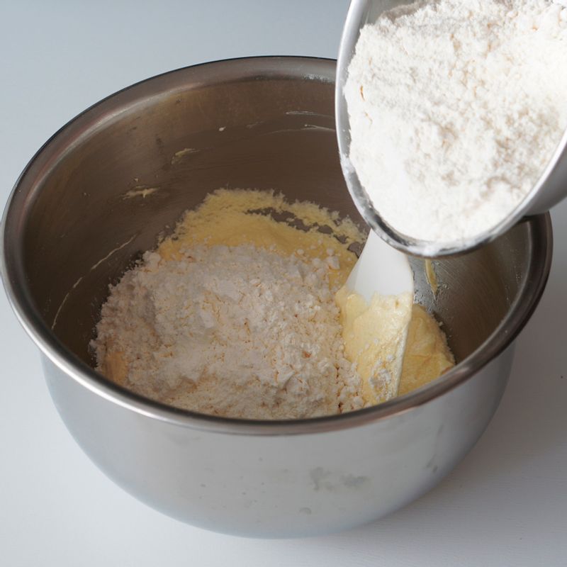 순서3에 체친 가루의 절반을 넣어 섞어 준 뒤 생크림 절반을 부어 섞어주세요.
(tip. 머핀에 들어가는 생크림의 양이 많기 때문에 체 친 가루와 번갈아가며 두 번씩 나누어 넣고 섞어주세요.)