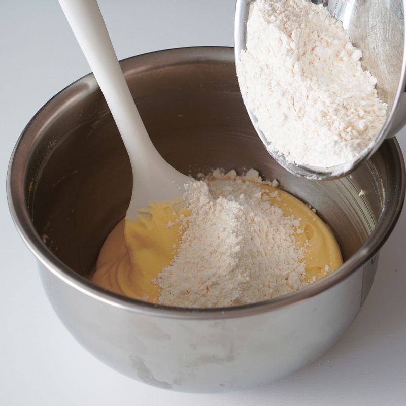 남은 가루와 생크림은 순서4의 과정을 한 번 더 반복하여 섞어주세요.