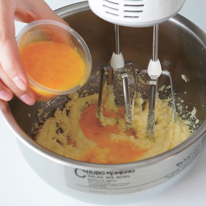 순서2에 잘 풀어둔 전란을 네 번에 나누어 넣고 고속으로 섞어주세요.
(tip. 수분의 비율이 높은 반죽이기 때문에 전란을 여러 번 나누어 넣고 섞어도 분리될 가능성이 높으니 중간에 체 친 가루를 크게 한 스푼을 넣어주면 수분을 흡수하여 분리되는 것을 막아줍니다.)