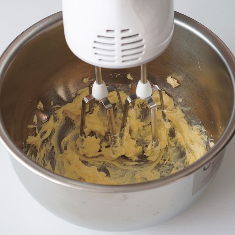 실온 상태의 버터를 부드럽게 풀어주세요.
(tip. 버터는 실온 상태일 때 공기 포집이 잘 되며, 전란이 차가우면 버터가 굳어 유화가 잘 되지 않아 분리될 수 있어요. 그래서 버터와 전란은 실온 상태로 준비하는 것이 좋아요.)