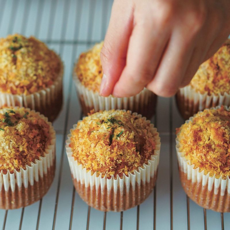 카레 머핀을 위한 재료 이미지로 박력분,카레 분말,베이킹 파우더,버터,설탕 등으로 구성 되어있습니다.