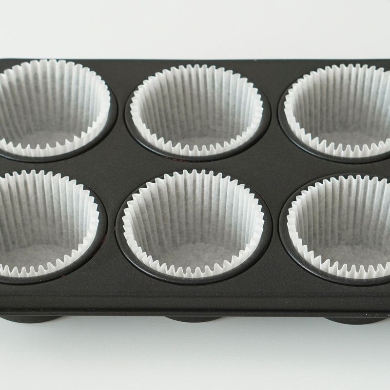 *시작하기 전에
1. 오븐은 180도로 예열해주세요.
2. 머핀 컵에 유산지를 깔아주세요.
3. 가루 재료인 박력분, 카레 분말, 베이킹파우더는 체에 내려 준비해주세요.
4. 생크림은 50도로 준비해주세요.
5. 기름을 두른 프라이팬에 다진 양파를 먼저 볶아 색이 나기 시작하면, 당근도 함께 볶아준 뒤 카레 분말을 섞어 충전물을 준비해주세요.