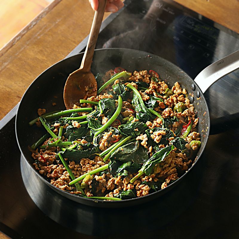 시금치를 넣어 볶아주세요.