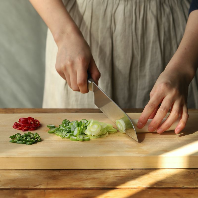 청양고추와 홍고추, 대파는 송송 썰어주세요. 볼에 양념 재료를 넣어 섞어주세요.