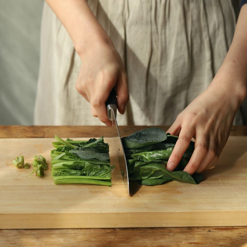 시금치는 깨끗이 씻은 후 뿌리 부분을 자른 후 반으로 잘라주세요.
(시금치 뿌리는 단맛이 있어 먹기에도 좋으며 구리, 단백질 등의 영양소가 풍부해서 드시면 더욱더 좋답니다)