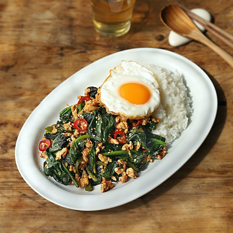 접시에 밥을 담은 후 볶은 시금치와 달걀 후라이를 얹고 깨를 뿌려 완성해 주세요.
