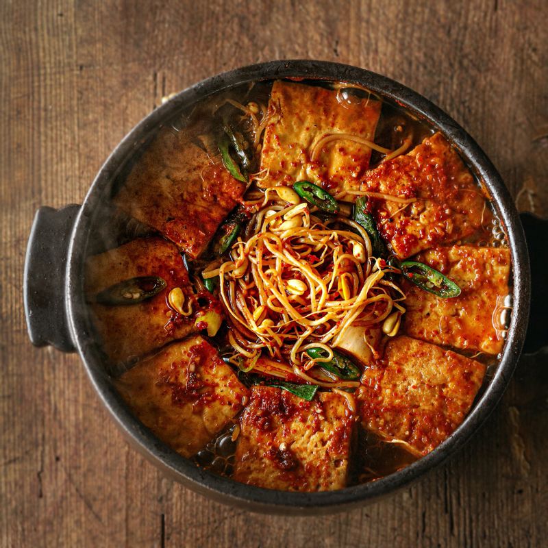 콩나물이 익으면 대파와 청양고추를 넣고 한소끔 끓여 준 후 맛있게 즐겨주세요.