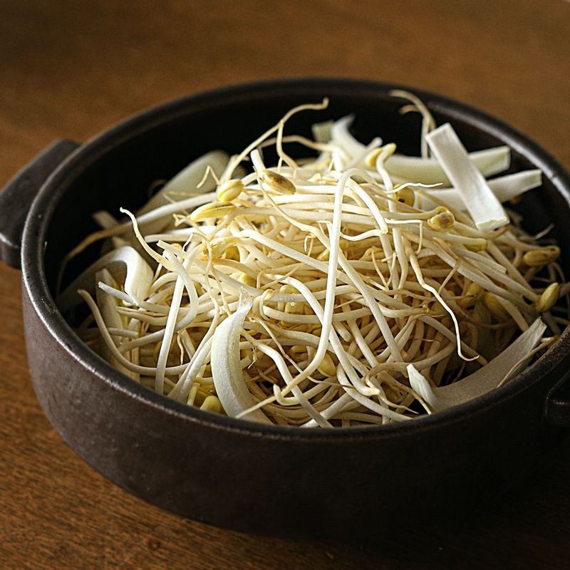 냄비에 양파와 콩나물을 바닥에 깔고 두부를 올린 후 멸치 다시마 육수와 양념장을 넣고 조려주세요.
(tip 두부에 양념 국물을 끼얹어 가며 조려주세요.)