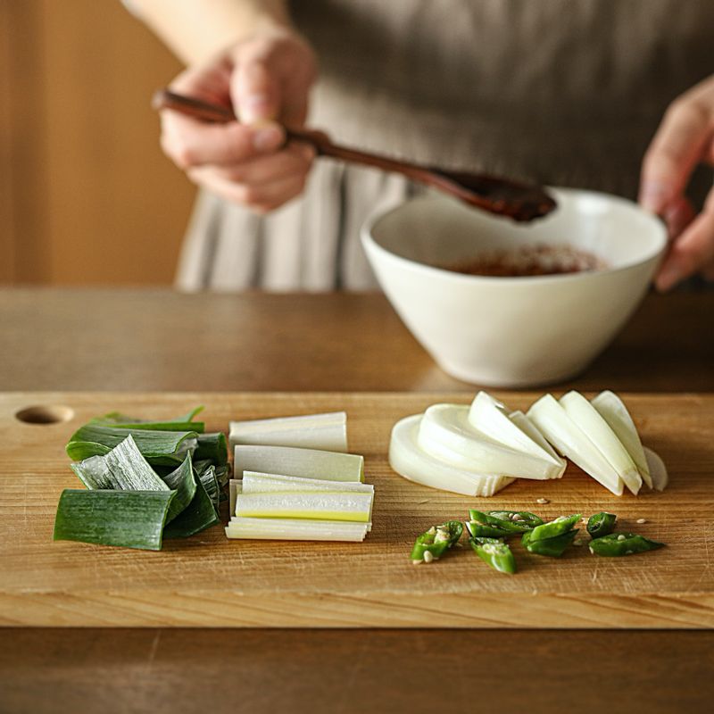 대파는 반 갈라 4cm 길이로 썰고 청양고추는 어슷하게 썬 후 양파는 굵게 채를 썰어주세요. 볼에 양념장 재료를 넣고 섞어주세요.