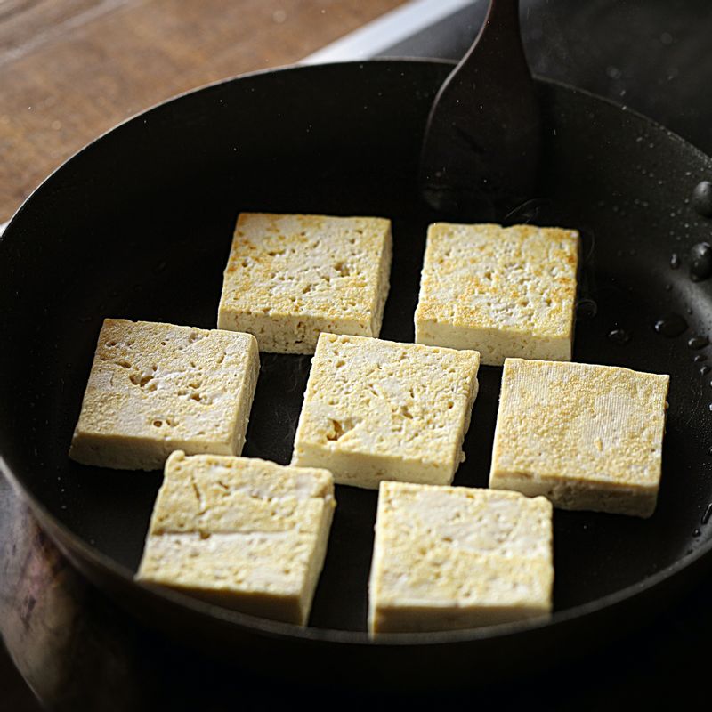달군 팬에 약간의 기름을 두르고 두부를 앞뒤로 노릇하게 구워주세요.