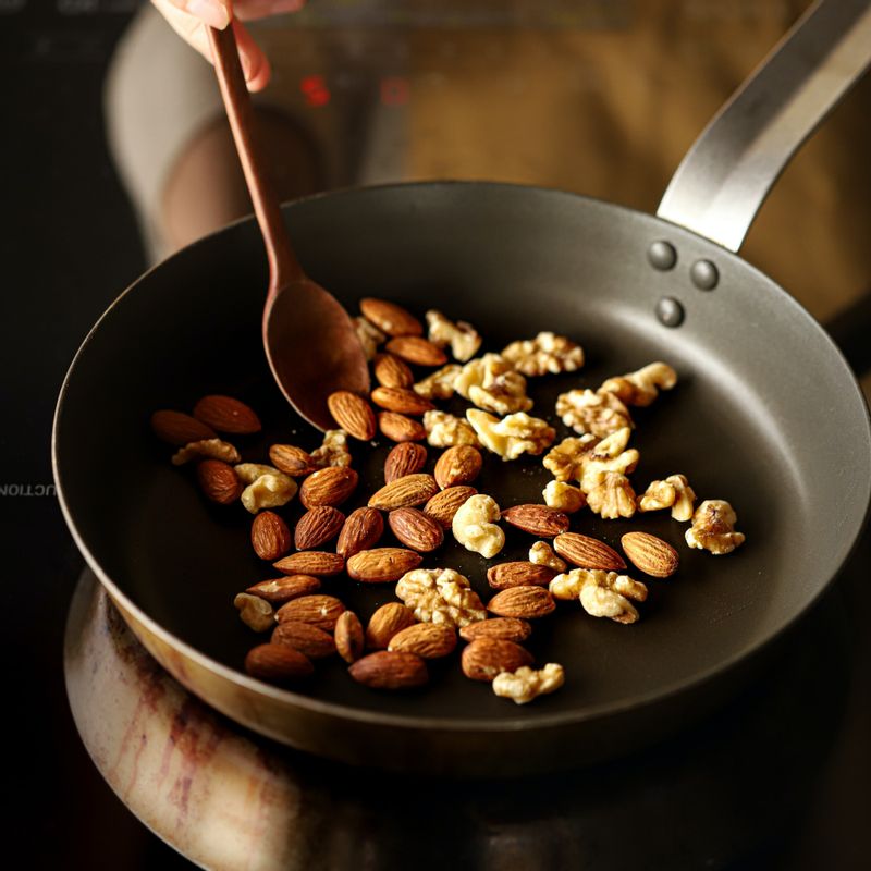 달군 팬에 견과류를 넣고 갈색빛이 살짝 돌도록 볶아주세요.
