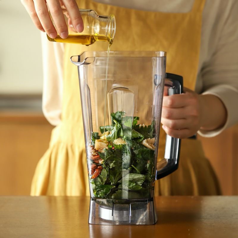 블렌더에 모든 재료를 넣어 갈아주세요. 소독한 밀폐 용기에 담아 냉장 보관해 주세요.
(파르메산 치즈가 없으면 치즈 가루로 대체 가능해요)