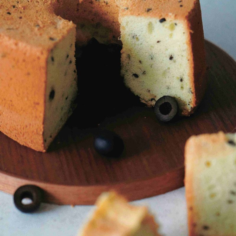 고급스러운 풍미를 자랑하는 트러플 올리브 쉬폰을 맛있게 즐겨주세요.