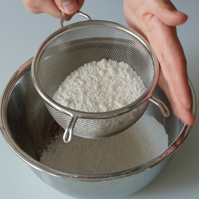 *시작하기 전에
1. 오븐은 170도로 예열해주세요.
2. 가루 재료인 박력분, 베이킹파우더는 체에 내려 준비해주세요.
3. 안정감 있는 머랭을 만들기 위해 달걀흰자는 차갑게 준비해주세요.
4. 블랙 올리브는 다져서 물기를 제거한 후 준비해주세요.