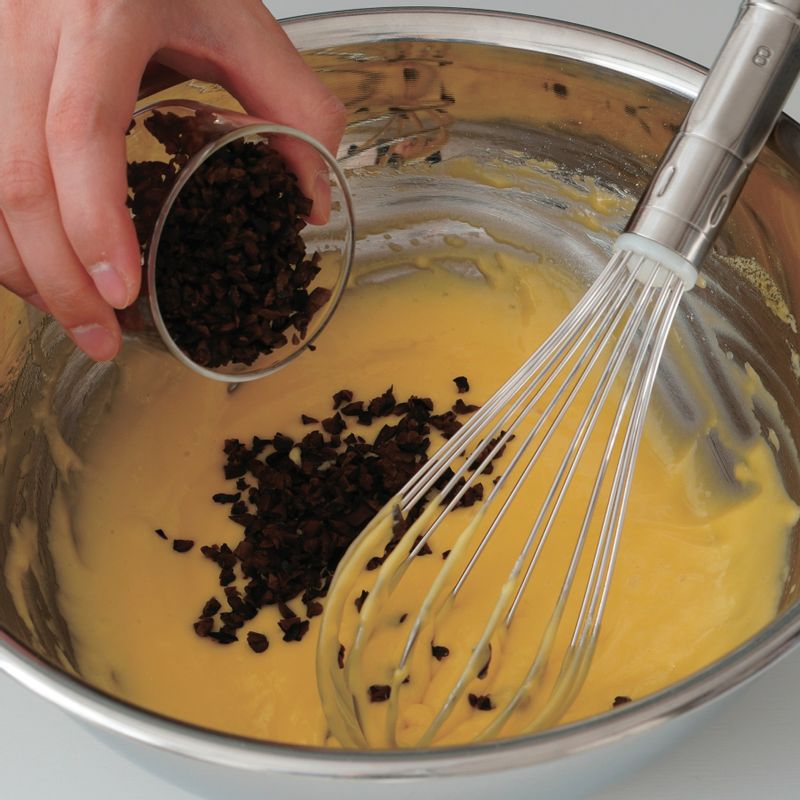 5. 순서4에 다져놓은 블랙 올리브를 넣어 섞어주세요.
(tip. 올리브는 식감을 위해 너무 곱게 다지지 않아요.)