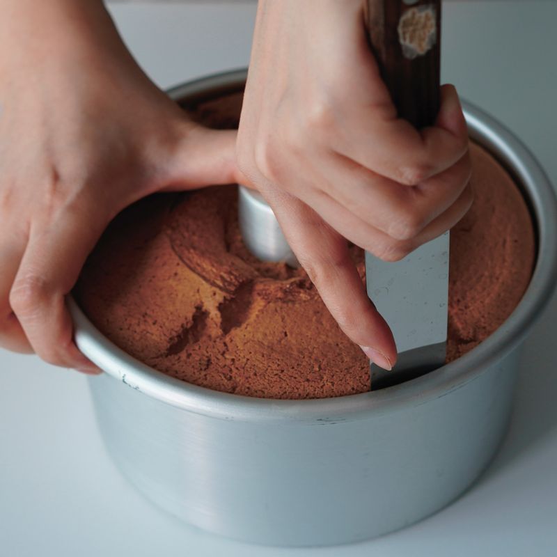 9. 잘 구워진 쉬폰은 뒤집어서 식혀주세요. 완전히 식으면 스패튤러로 가장자리를 조심스럽게 분리해주세요.
(tip. 구워져 나온 쉬폰 틀은 쇼크를 준 뒤 꼭뒤집어서 식혀주세요. 만약 그대로 식히면 윗면이 꺼질 수 있어요.)