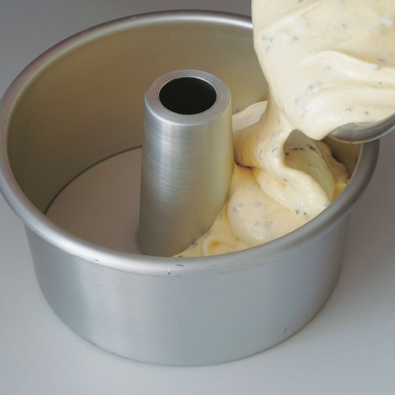 8. 쉬폰 틀에 순서7의 반죽을 담고 꼬치로 모서리쪽의 기포를 정리한 뒤 쇼크를 주고 170도로 예열된 오븐에 35분 동안 구워주세요.
(tip. 굽기 전에 쇼크를 주는 이유는 큰 기공을 정리해주며 팬닝하면서 생긴 빈 공간을 채워주기 때문이에요.)