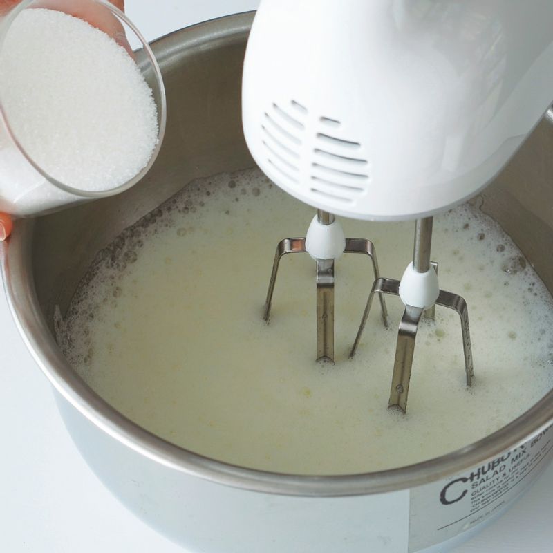 6. 달걀 흰자에 설탕 65g을 세 번에 나누어 넣고 중속으로 섞어 힘 있는 머랭을 만들어주세요.
(tip. 달걀 흰자를 차갑게 준비하면 머랭을 더 안정적으로 만들 수 있어요.)