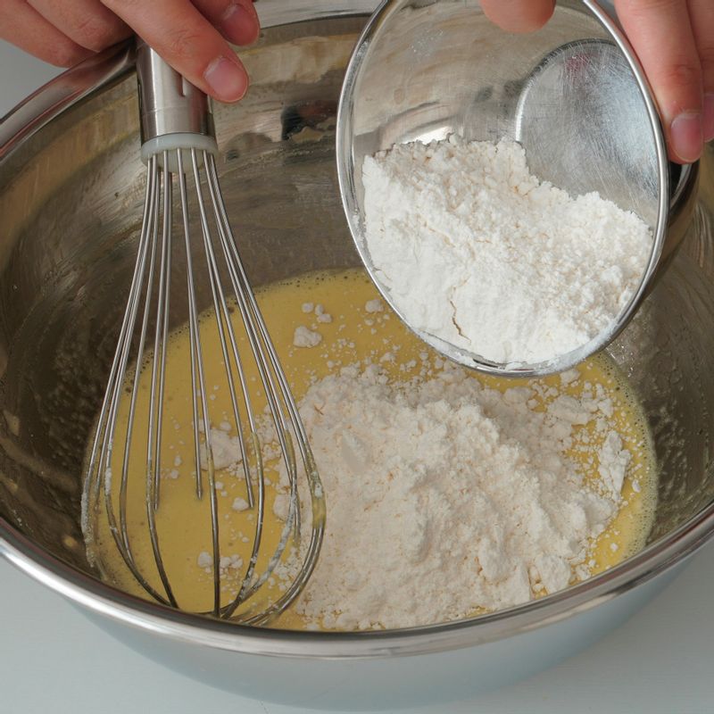 4. 순서3에 체 친 가루를 넣고 매끄럽게 잘 섞어주세요.