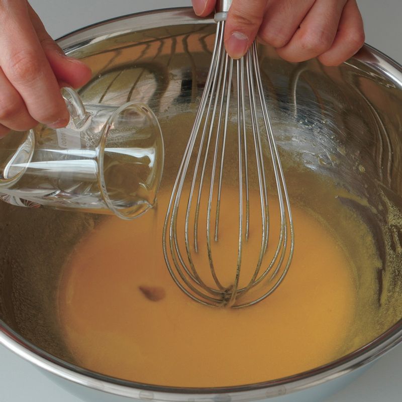 3. 순서2에 물을 조금씩 나누어 붓고 섞어주세요.
(tip. 찬물이나 실온의 따뜻하지 않은 물을 사용합니다.)