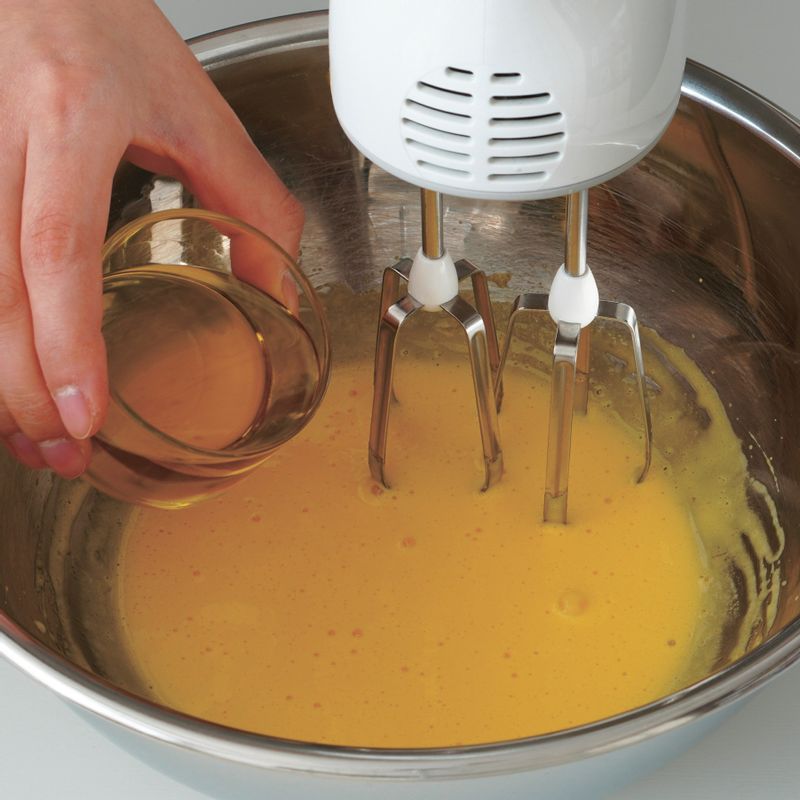 2. 순서1에 카놀라유와 트러플 오일을 넣고 잘 섞어주세요.