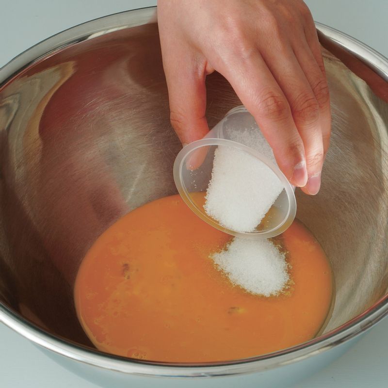 1. 달걀노른자를 가볍게 풀어준 뒤 트러플 소금과 설탕 15g을 넣고 뽀얗게 휘핑해주세요.