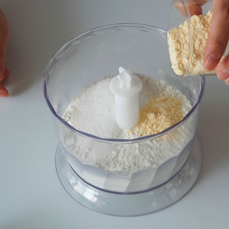 핸드 블렌더에 체 친 가루와 설탕,소금,파마산 치즈 가루를 넣고 섞어주세요.
(tip. 핸드 블렌더가 없다면 믹싱볼에 체 친 가루와 소금과 설탕을 잘 섞어 준비 한 후 차갑게 준비한 버터를 넣고 스크래퍼를 이용하여 다져주세요. 많은 양 을 만들 때는 푸드 프로세서를 사용해주세요.)