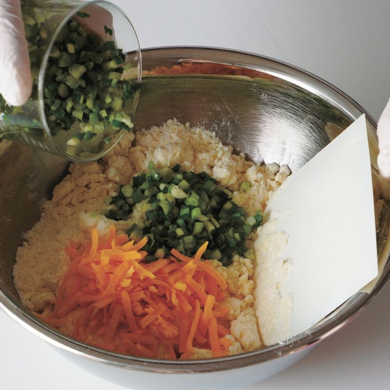 준비해둔 쪽파와 체더 치즈를 골고루 섞어 70g씩 분할하여 동그랗게 빚어주세요.