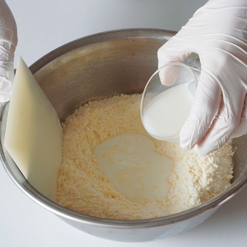 순서2를 믹싱 볼로 옮겨 우유는 두 번에 나누어 붓고 보슬보슬한 상태로 섞어주세요.