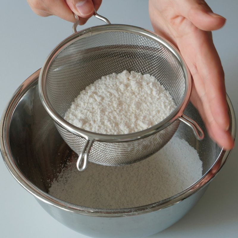 *시작하기 전에
1. 오븐은 180도로 예열해주세요.
2. 모든 재료는 차가운 상태로 준비해주세요.
3. 가루 재료인 중력분, 베이킹파우더는 체에 내려 준비해주세요.
4.쪽파는 잘게 썰어 기름을 두르지 않은 팬에 볶아 수분을 날린 후 식힌 상태로 준비해주세요.