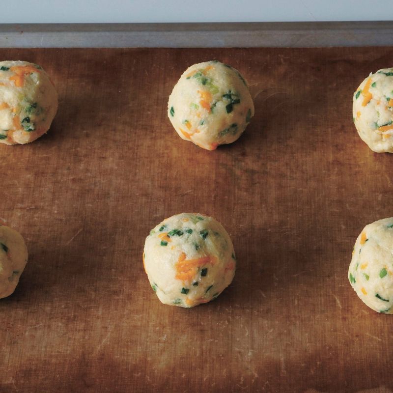 180도로 예열된 오븐에 18분 동안 구워주세요.