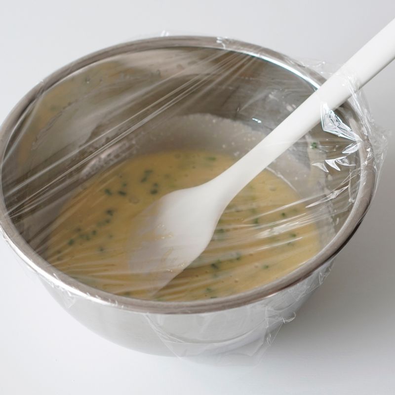 순서4의 반죽을 냉장고에 넣고 30분 정도 휴지시켜주세요.