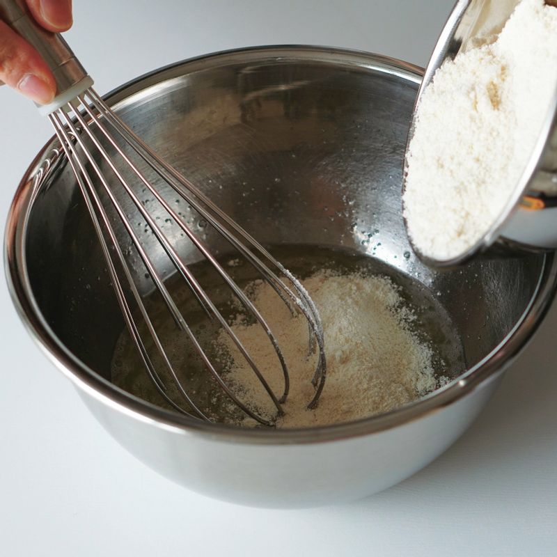 순서1에 체 친 가루를 넣고 매끄럽게 잘 섞어주세요.