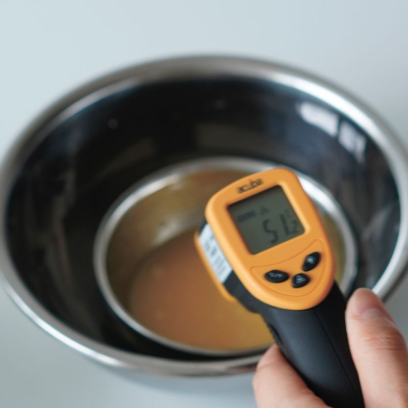 순서3에 중탕한 버터를 넣고 매끄럽게 섞어주세요. 이때 버터 온도는 약 50도에요.
(tip. 버터를 태우지 않고 중탕하는 이유는 반죽에 버터 풍미가 강하면 부재료의 맛과 향이 가려지기 때문에 녹인 버터를 넣어 쪽파의 깔끔한 향을 더욱 잘 살려줍니다.)