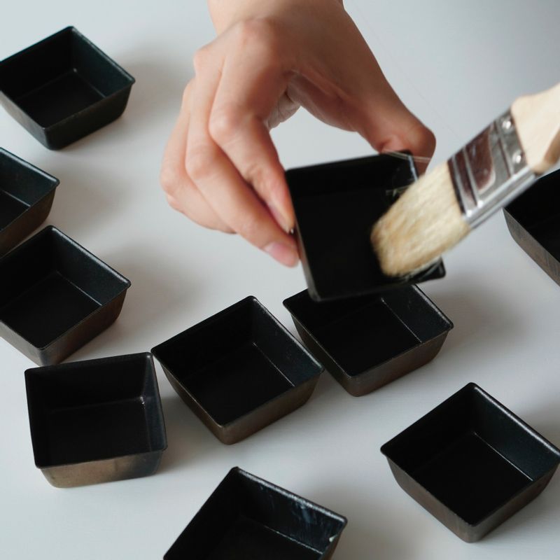 *시작하기 전에
1. 오븐은 180도로 예열해주세요.
2. 틀에 버터 칠을 해주세요.
3. 가루 재료인 아몬드 파우더, 박력분, 베이킹파우더는 체에 내려 준비해주세요
4. 버터는 중탕하여 준비해주세요.
5. 쪽파는 잘게 송송 썰어서 준비해주세요.