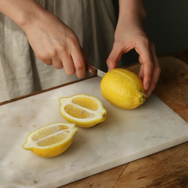 레몬을 베이킹소다로 문질러 깨끗하게 씻은 후 세로로 길게 반으로 잘라주세요.