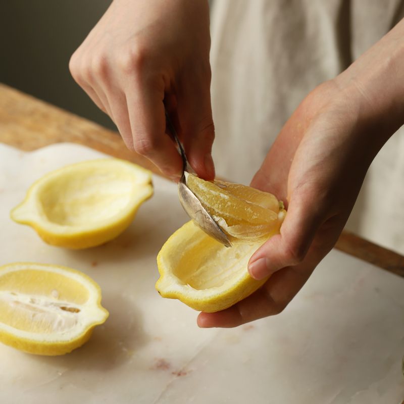 레몬의 과육을 파낸 후 과육 부분을 체에 걸러주세요. 레몬 껍질은 버리지 않고 사용해주세요.
