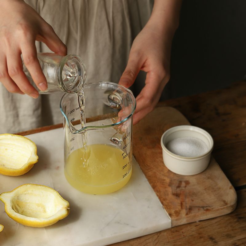 볼에 레몬의 과육(70mL)과 동량의 물, 설탕, 불려 둔 젤라틴을 넣어주세요.
(tip. 젤라틴은 물기를 꽉 짜서 넣어주세요)