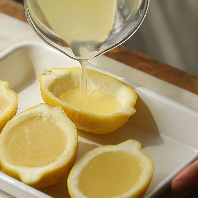 레몬 껍질에 중탕한 레몬즙을 꽉 채워 넣은 후 냉장 보관으로 3시간 정도 굳혀주세요.