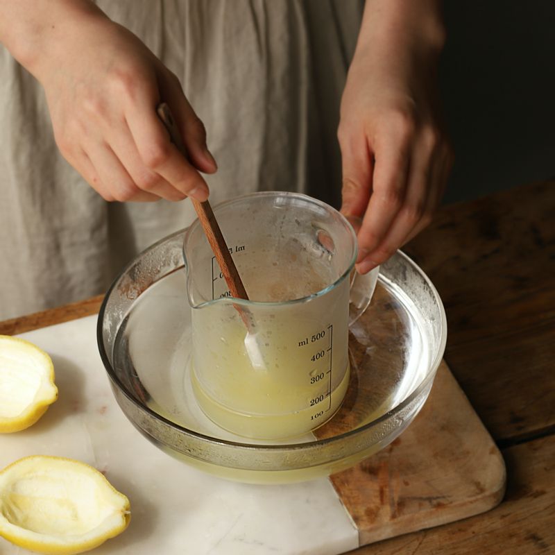 따뜻한 물을 담은 볼에서 젤라틴이 녹을 때까지 중탕으로 녹이며 섞어주세요.